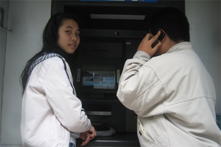 Khách hàng bức xúc vì hàng loạt máy ATM lại “tê liệt” - 1