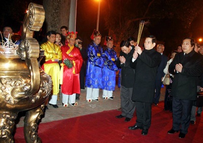 Chủ tịch nước dâng hương tại Hoàng thành cùng 100 kiều bào  - 1