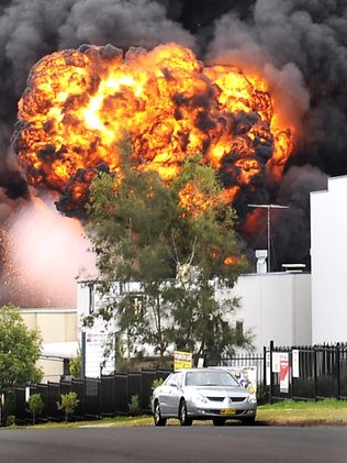 Cháy dữ dội tại nhà máy sơn ở Sydney - 1