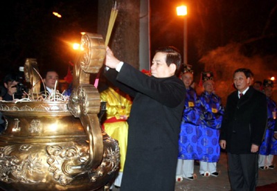 Chủ tịch nước dâng hương tại Hoàng thành cùng 100 kiều bào  - 5