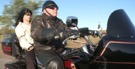 Bỏ vợ ở nhà để du lịch với búp bê - 3