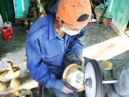 Nghề đánh lư đồng bàn thờ tổ tiên “đắt hàng” ngày cận Tết    - 1