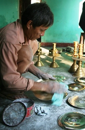 Nghề đánh lư đồng bàn thờ tổ tiên “đắt hàng” ngày cận Tết    - 3
