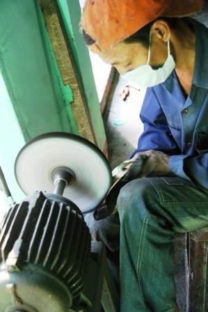 Nghề đánh lư đồng bàn thờ tổ tiên “đắt hàng” ngày cận Tết    - 4