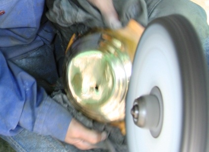 Nghề đánh lư đồng bàn thờ tổ tiên “đắt hàng” ngày cận Tết    - 5