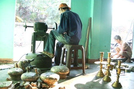 Nghề đánh lư đồng bàn thờ tổ tiên “đắt hàng” ngày cận Tết    - 8