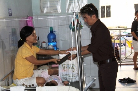 Nghệ sĩ tặng quà cho bệnh nhân nghèo - 2 Nghệ sĩ tặng quà cho bệnh nhân nghèo - 2