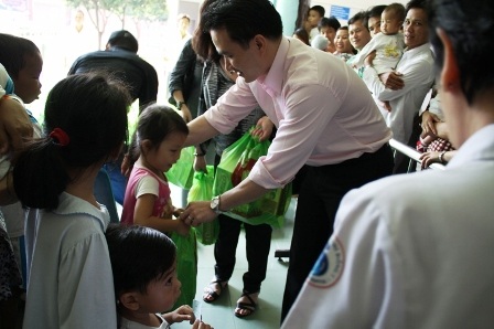 Nghệ sĩ tặng quà cho bệnh nhân nghèo - 4 Nghệ sĩ tặng quà cho bệnh nhân nghèo - 4