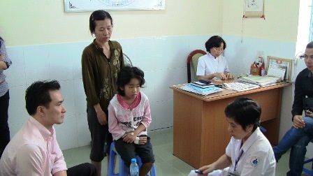 Nghệ sĩ tặng quà cho bệnh nhân nghèo - 5 Nghệ sĩ tặng quà cho bệnh nhân nghèo - 5