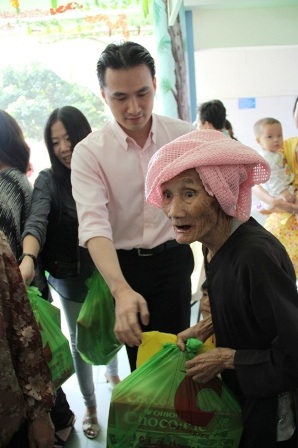 Nghệ sĩ tặng quà cho bệnh nhân nghèo - 6 Nghệ sĩ tặng quà cho bệnh nhân nghèo - 6