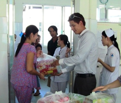 Nghệ sĩ tặng quà cho bệnh nhân nghèo - 7 Nghệ sĩ tặng quà cho bệnh nhân nghèo - 7