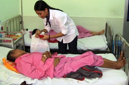 Nghệ sĩ tặng quà cho bệnh nhân nghèo - 8 Nghệ sĩ tặng quà cho bệnh nhân nghèo - 8