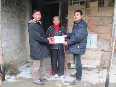 Hà  Tĩnh: Nước mắt trong ngày nhận quà nhân ái - 1