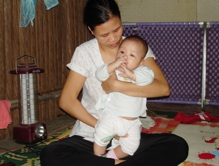 Cháu bé mất cha, đói sữa vì mẹ ốm đau - 1