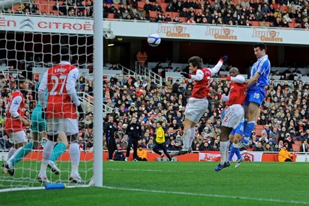 Arsenal nhọc nhằn “lê bước” vào vòng 5 cúp FA - 2