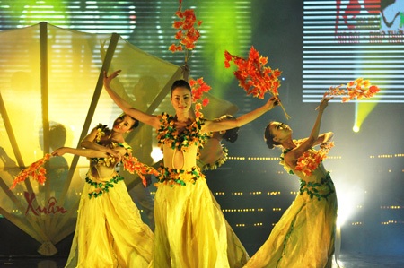 Hoa hậu Mai Phương Thúy trổ tài đọc thơ Xuân Diệu - 3 Hoa hậu Mai Phương Thúy trổ tài đọc thơ Xuân Diệu - 3