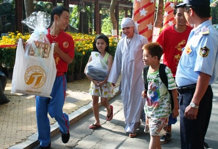 10.000 đòn bánh tét cho trẻ nghèo - 4