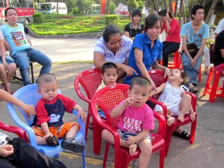 Mùa xuân đầu tiên của bé Tiên Phước 2 - 3 Mùa xuân đầu tiên của bé Tiên Phước 2 - 3