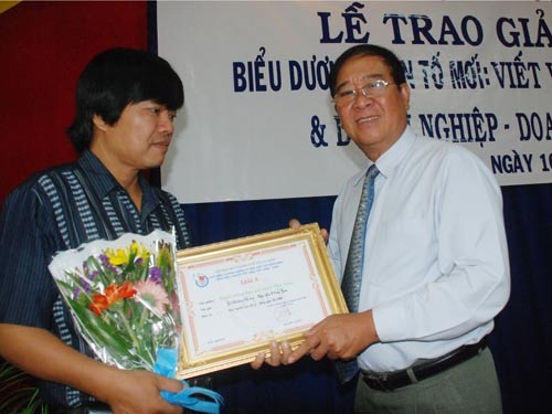 Đám tang nhà báo Hoàng Hùng: Nỗi đau xé lòng... - 2 Đám tang nhà báo Hoàng Hùng: Nỗi đau xé lòng... - 2