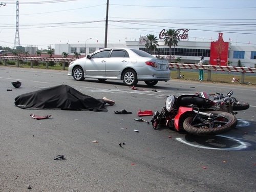 Xe máy đâm nhau, 7 người thương vong  - 1