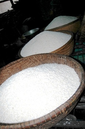 Phố bánh chưng xưa đắt khách ngày cuối năm - 1