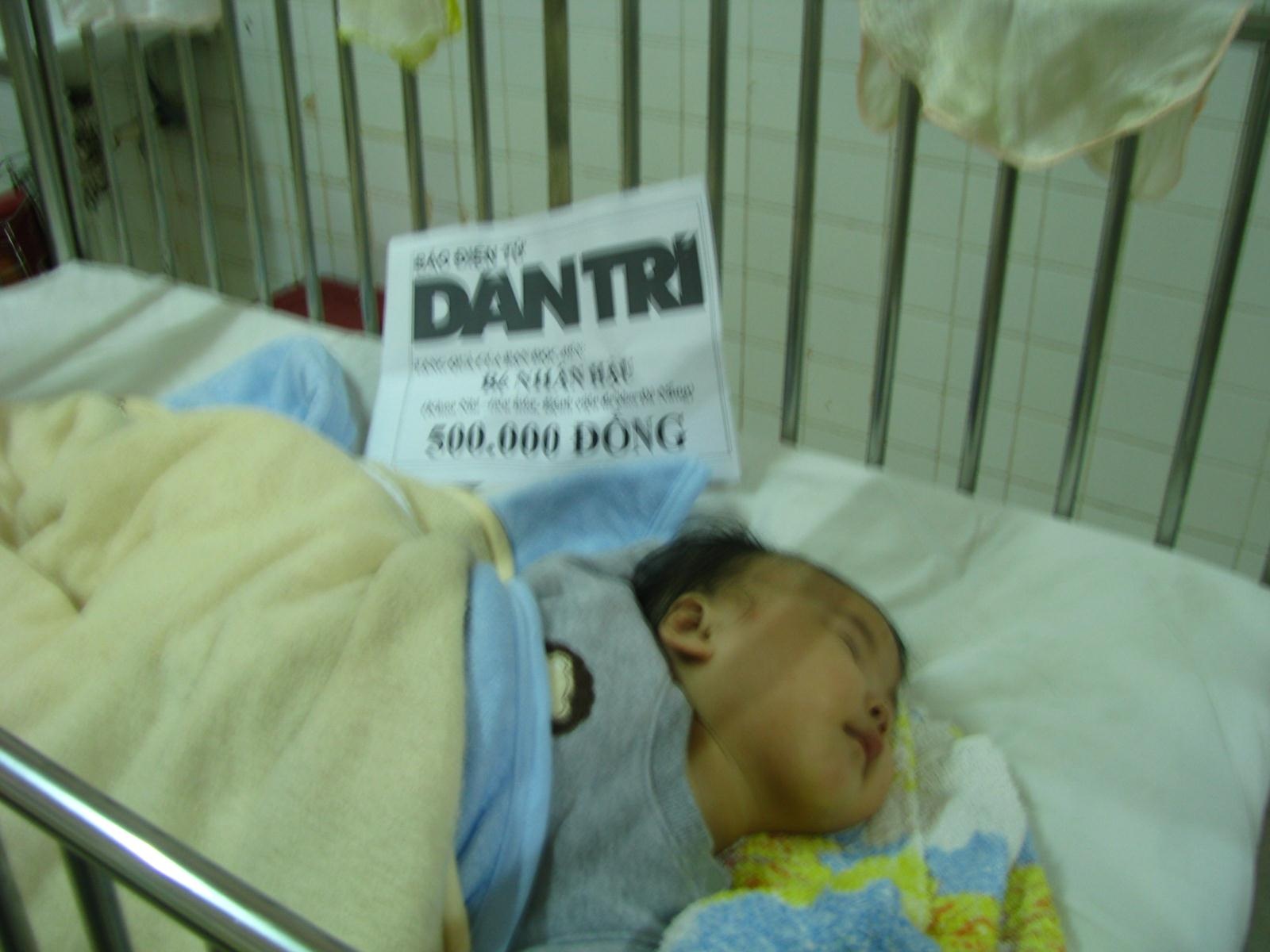 Quà nhân ái đến với bé Nhân Hậu trước thềm năm mới - 1