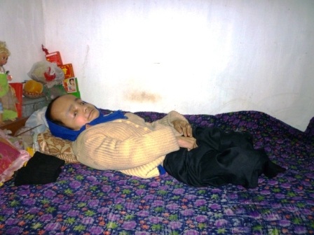 Mẹ già 82 tuổi nuôi con liệt, con điên - 2