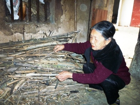 Mẹ già 82 tuổi nuôi con liệt, con điên - 3