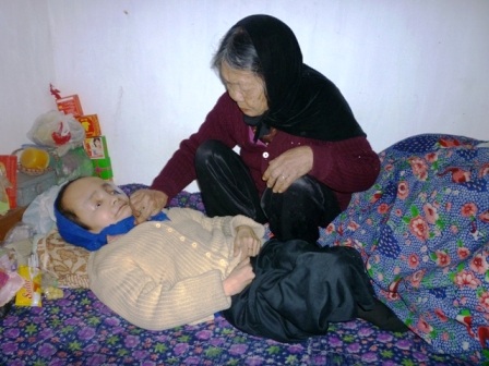 Mẹ già 82 tuổi nuôi con liệt, con điên - 1