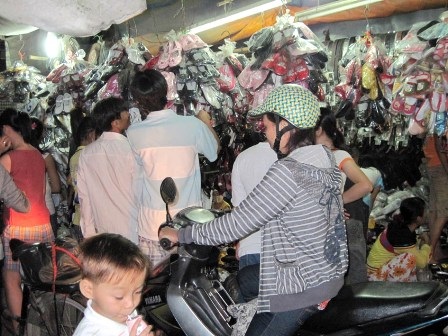 Chen chân đi chợ Tết ngoại thành - 1