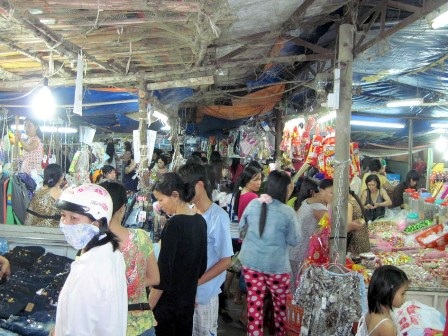 Chen chân đi chợ Tết ngoại thành - 2