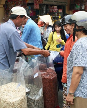 Hạt dưa không nhuộm màu thu hút khách - 1