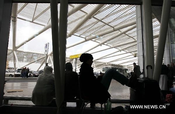 Nhiều nước rút dân khỏi Ai Cập, sân bay quốc tế Cairo hỗn loạn - 2 Nhiều nước rút dân khỏi Ai Cập, sân bay quốc tế Cairo hỗn loạn - 2