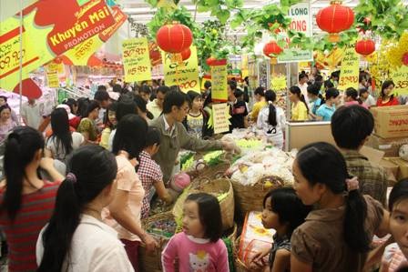 Chợ truyền thống tăng giá, siêu thị tung “chiêu” khuyến mại - 3 Chợ truyền thống tăng giá, siêu thị tung “chiêu” khuyến mại - 3