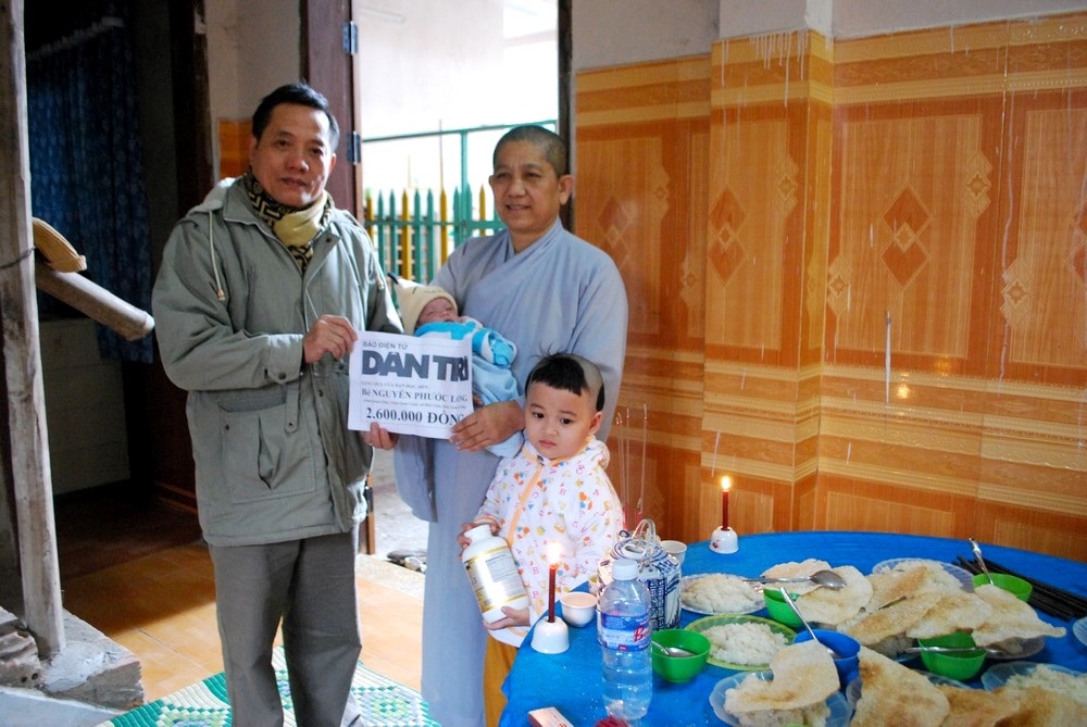 Bé Nguyễn Phước Long nhận quà của bạn đọc Dân trí - 2 Bé Nguyễn Phước Long nhận quà của bạn đọc Dân trí - 2