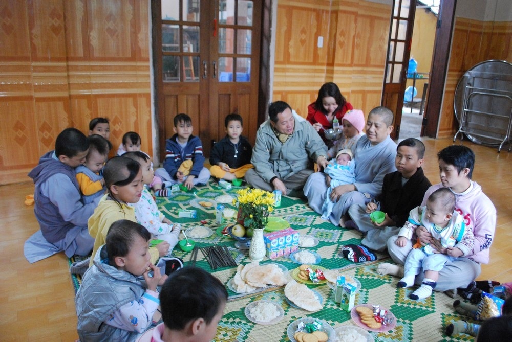 Bé Nguyễn Phước Long nhận quà của bạn đọc Dân trí - 3 Bé Nguyễn Phước Long nhận quà của bạn đọc Dân trí - 3