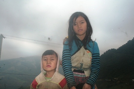 Trẻ nghèo co ro trong giá rét - 1