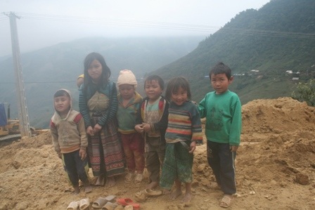 Trẻ nghèo co ro trong giá rét - 8