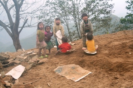 Trẻ nghèo co ro trong giá rét - 5