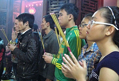 Nha Trang: Bán nhang mưu sinh sau giao thừa - 2