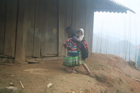 Trẻ nghèo co ro trong giá rét - 9