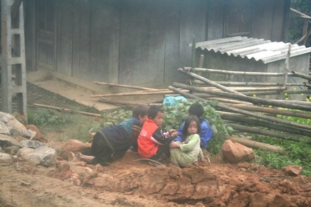 Trẻ nghèo co ro trong giá rét - 3