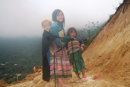 Trẻ nghèo co ro trong giá rét - 4