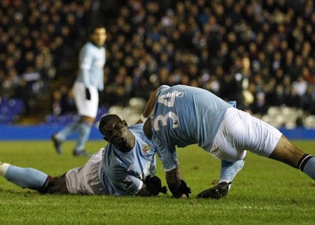 Richards bất tỉnh sau pha va chạm với “ác thú” De Jong - 2