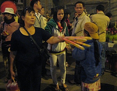 Nha Trang: Bán nhang mưu sinh sau giao thừa - 6