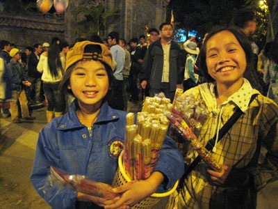 Nha Trang: Bán nhang mưu sinh sau giao thừa - 8