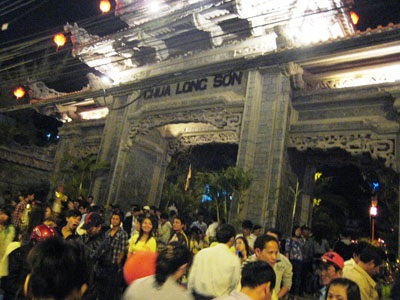 Nha Trang: Bán nhang mưu sinh sau giao thừa - 1