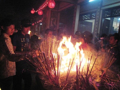 Nha Trang: Bán nhang mưu sinh sau giao thừa - 3