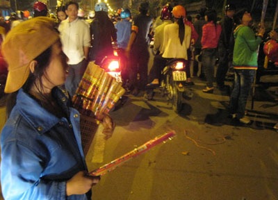 Nha Trang: Bán nhang mưu sinh sau giao thừa - 4