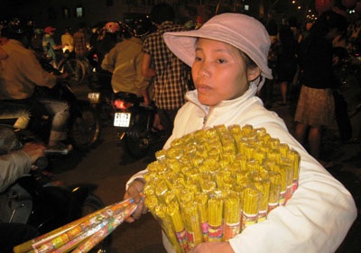 Nha Trang: Bán nhang mưu sinh sau giao thừa - 5